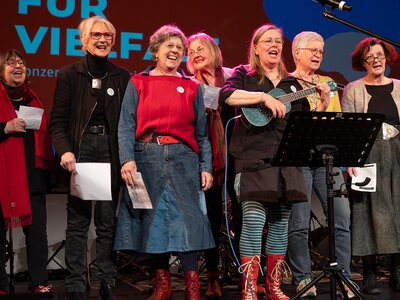 Andrea Türk und die Omas gegen Rechts | © AWO Bremerhaven/Simone Hryzyk