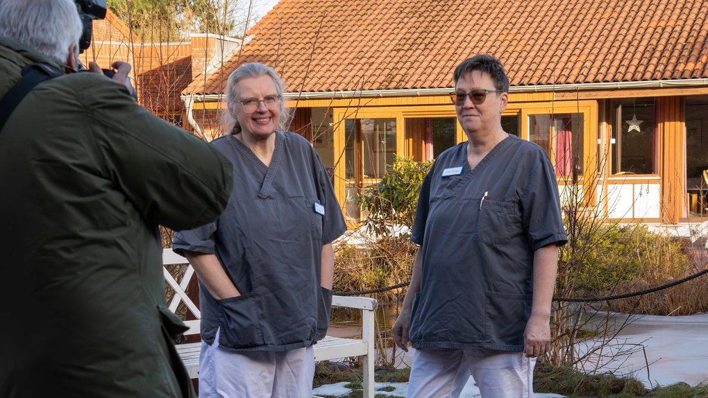 Ein Fotograf der Nordsee-Zeitung fotografiert die beiden Altenpflegerinnen im Garten des Lotte-Lemke-Hauses | © AWO Bremerhaven / Simone Hryzyk
