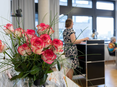 Akademieleitung Rebekka Riss während ihrer Rede | © Simone Hryzyk/AWO Bremerhaven Rebekka Riss steht am Redepult | © Simone Hryzyk/AWO Bremerhaven