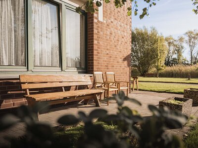 Sitzgelegenheiten vor der Einrichtung Haus Alte Liebe im herbstlichen Licht