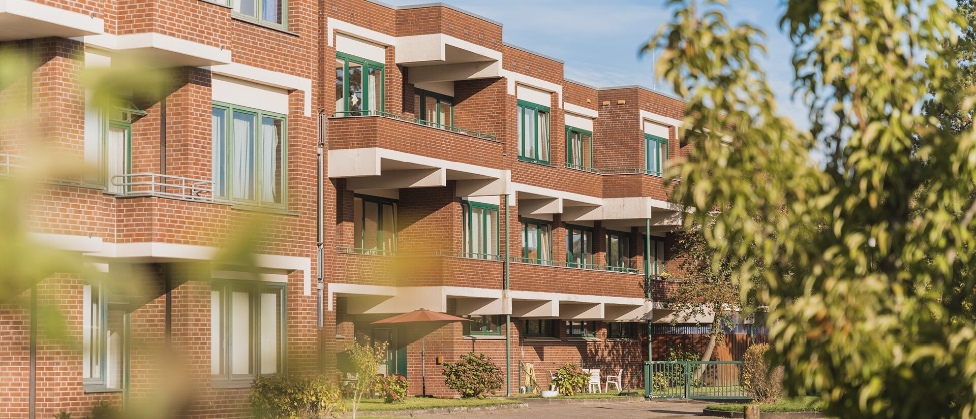 Außenaufnahme der Einrichtung Haus Alte Liebe in Cuxhaven im herbstlichen Licht